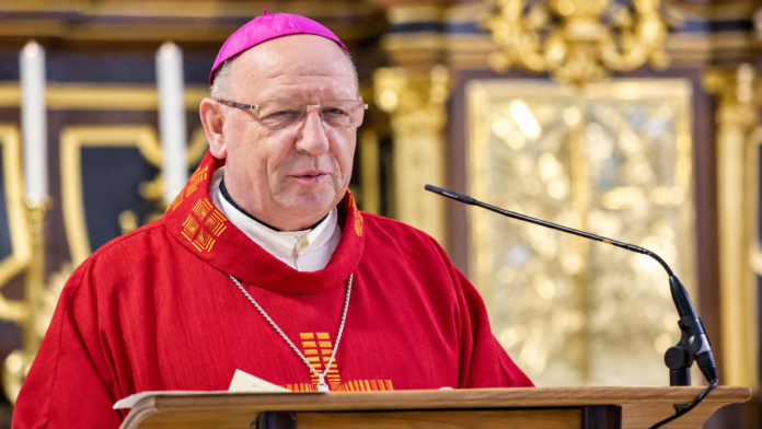 Palánki Ferenc érsek liturgikus öltözetben szentmisén