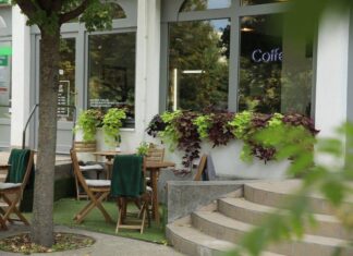 A kiskőrösi Coffer kávézó a Petőfi téren, amely bekerült a magyar specialty kávézók Top 10-es listájára