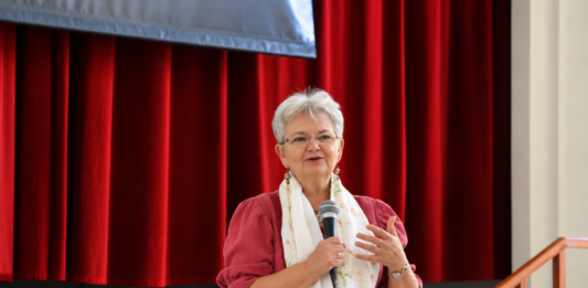 Miért fáj a kritika, és hogyan mondjuk el úgy, hogy valóban segítsünk?