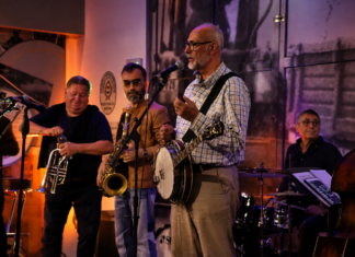 Jazzklasszikusok és különleges klubhangulat a kiskőrösi Verébfészek Jazzklubban A Szürkeverebek Jazzbandája a kiskőrösi Verébfészek Jazzklub októberi koncertjén, az Úttörténeti Múzeumban.