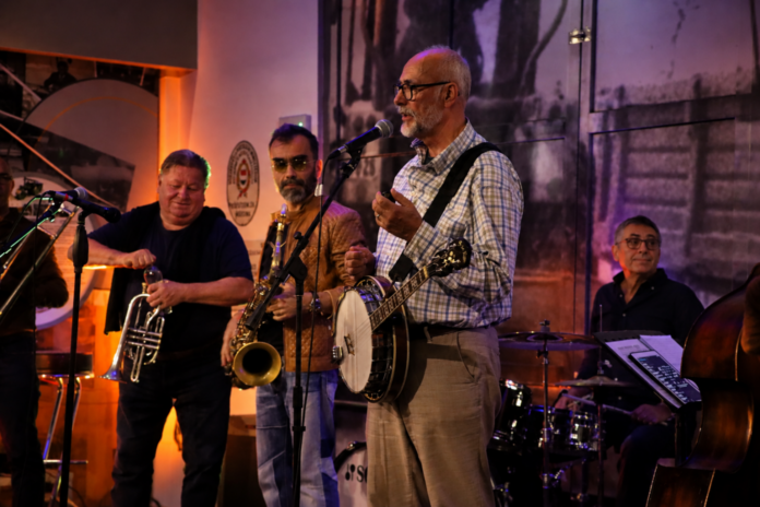 27 A Szürkeverebek Jazzbandája a kiskőrösi Verébfészek Jazzklub októberi koncertjén, az Úttörténeti Múzeumban.