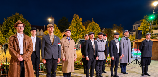 Fáklyák fényében emlékezett Kiskőrös 1956 hőseire – különleges műsorokkal ünnepelték a forradalom 70. évfordulóját