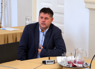 Sikeres a Kiskőrösi Tenisz Klub – egyre többen használják a város teniszpályáit Dr. Csanádi Zsolt a Kiskőrösi Tenisz Klub tevékenységéről számol be a képviselő-testületi ülésen