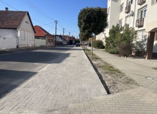 Megújult a kiskőrösi „Zöld ház” környezete – új parkolók épültek a Mészáros Lőrinc utcában Új parkolók Kiskőrösön, a Mészáros Lőrinc utcai felújított társasházak előtt, térkövezett parkolófelületekkel.