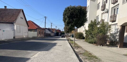 Megújult a kiskőrösi „Zöld ház” környezete – új parkolók épültek a Mészáros Lőrinc utcában