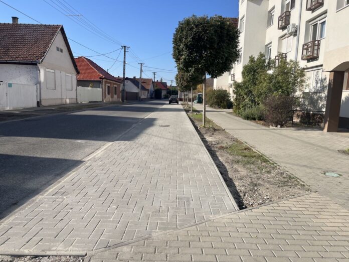 Új parkolók Kiskőrösön, a Mészáros Lőrinc utcai felújított társasházak előtt, térkövezett parkolófelületekkel.