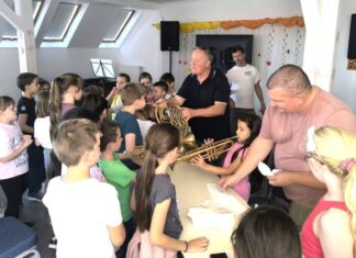 Hangszerbemutató Kiskőrösön – Fújj bele a Bem iskolában! A kiskőrösi Bem iskola diákjai trombitát és kürtöt próbálnak ki a SZÓ-LA-M pedagógusainak segítségével.