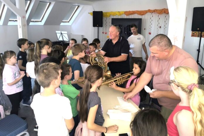 NGVT8765 A kiskőrösi Bem iskola diákjai trombitát és kürtöt próbálnak ki a SZÓ-LA-M pedagógusainak segítségével.