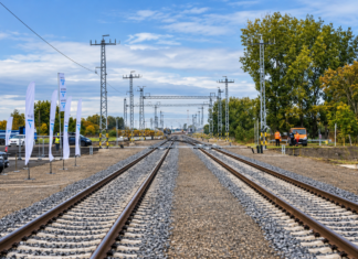 Hétvégén jön a nagy vasúti teszt: 160 km/órával is közlekednek majd a vonatok a térségben A Budapest–Belgrád vasútvonal felújított kétvágányú pályája Kiskőrös térségében