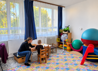 Új helyszínen bővültek a kiskőrösi szakszolgálat lehetőségei Gyermek és szakember közös foglalkozása a kiskőrösi szakszolgálat játékokkal és mozgásfejlesztő eszközökkel berendezett szobájában.