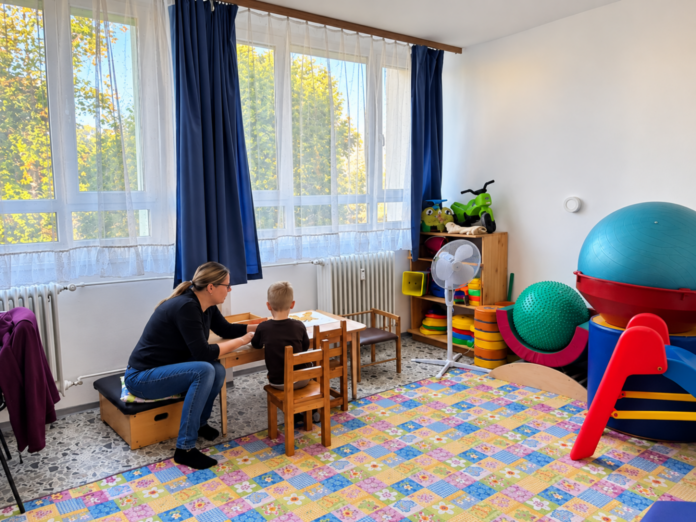 dhdh Gyermek és szakember közös foglalkozása a kiskőrösi szakszolgálat játékokkal és mozgásfejlesztő eszközökkel berendezett szobájában.
