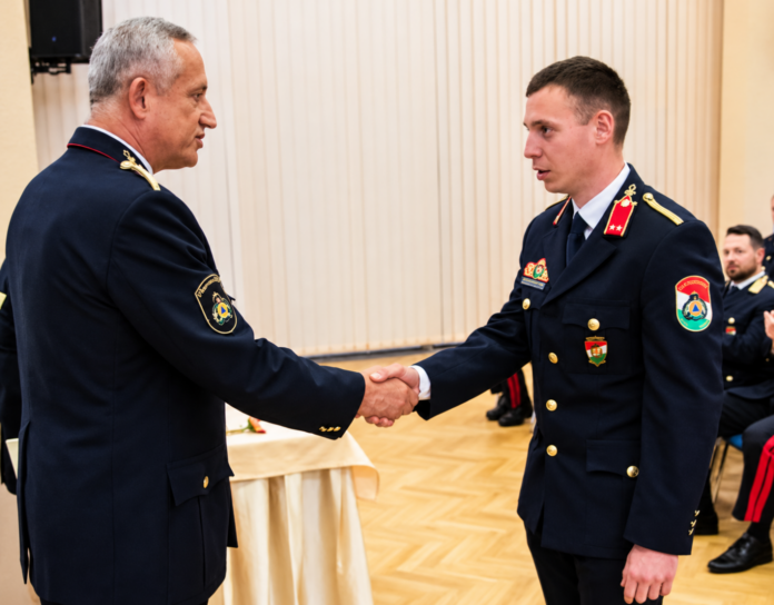 Boczka Nándor kiskőrösi tűzoltó főhadnagy átveszi országos elismerését dr. Varga Ferenc tűzoltó dandártábornoktól