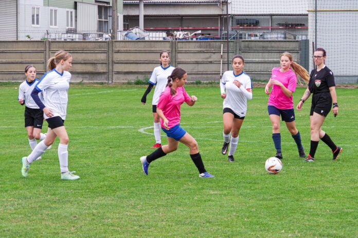 u15lányfoci-kisklc-izsák (37) A Kiskőrösi LC U15-ös lány labdarúgócsapata az Izsáki Építő SE elleni mérkőzésen Kiskőrösön